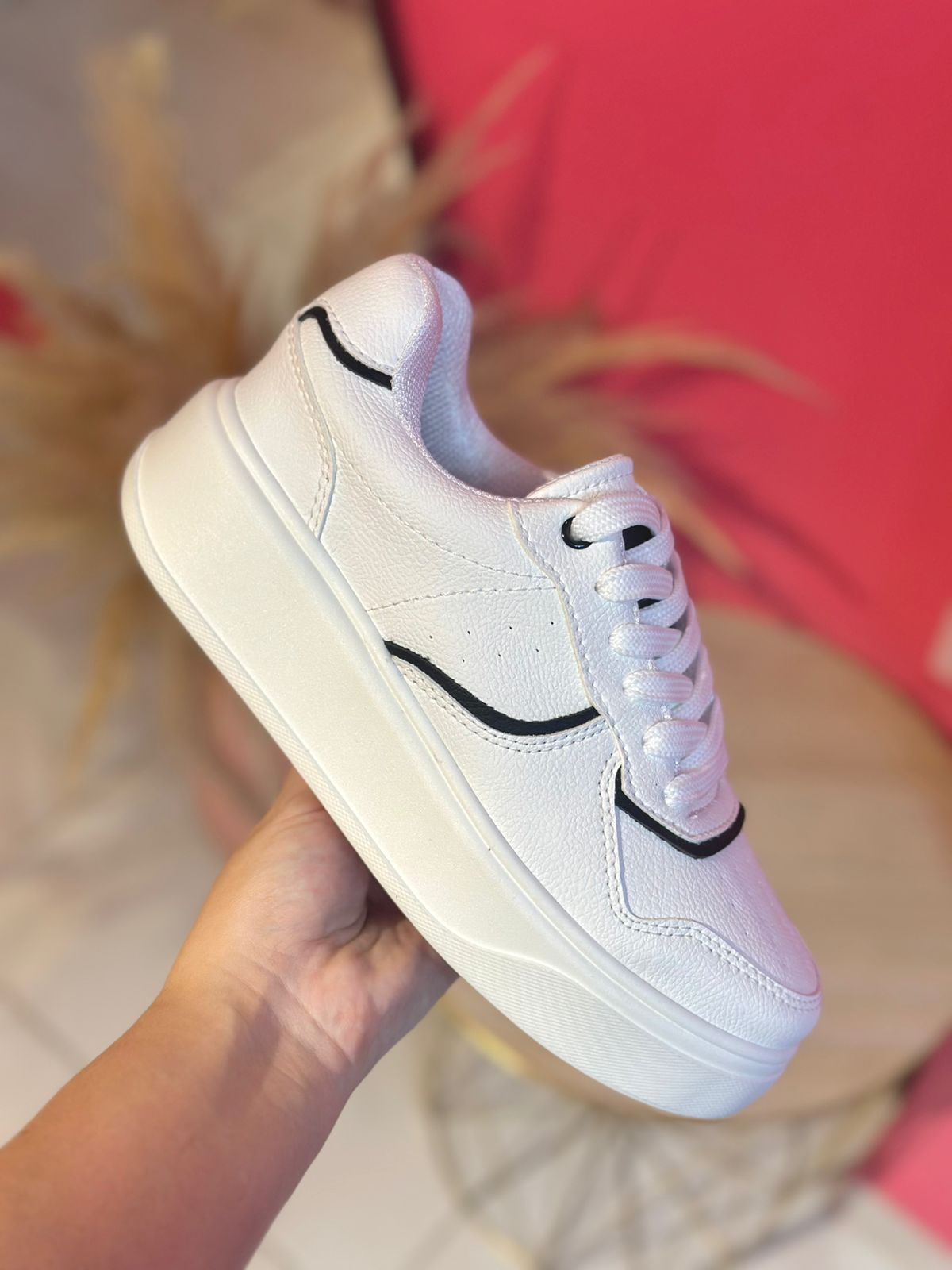 Tenis blanco con linea negra