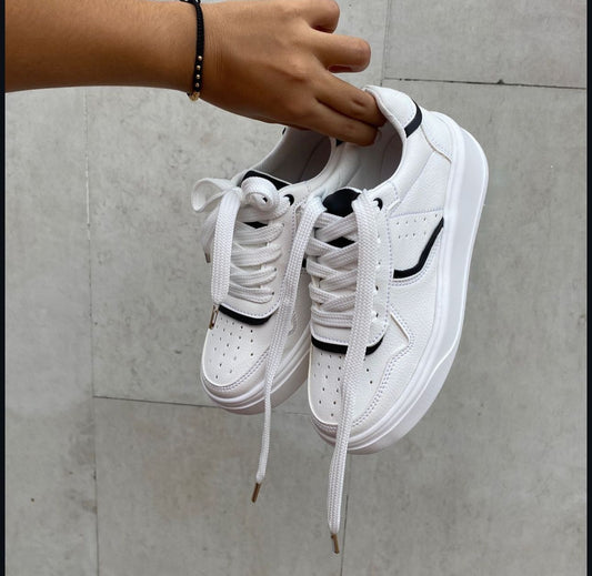 Tenis blanco con linea negra